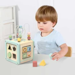 Aktivitetskub med kulbana i trä med roliga funktioner Tooky Toy