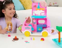 Barbie Chelsea Camper husbil med docka HNH90