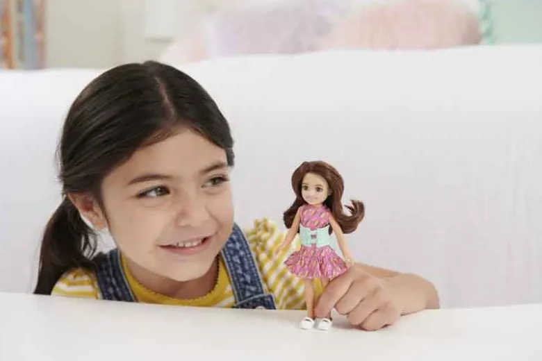 Barbie Chelsea med ryggstöd HKD90