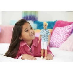 Barbie Ken Docka Fashionista häftig T-Shirt, vita shorts med sneakers HJT10