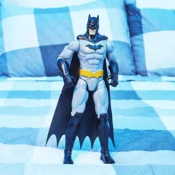 Batman Figur med grå och svart dräkt gul 30 cm DC Comics