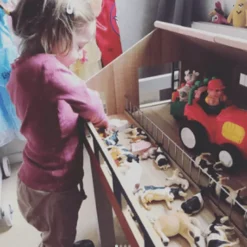 Bondgård, lantgård till bondgårdsdjur Kids Globe 1:32