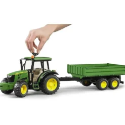 Bruder John Deere 5115M Traktor med Släpkärra 02108