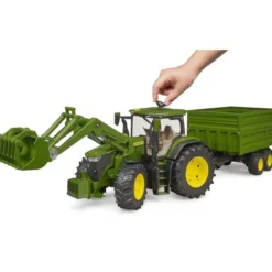 Bruder Traktor John Deere 7R 350 med släp 03155
