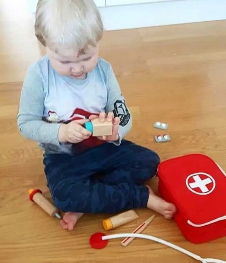 Doktorsväska med tillbehör i trä, stetoskop mm. 11 delar Tooky Toy