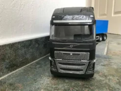 Emek Volvo FH16/750 Lastbil med Tridem Lastväxlare och Släp
