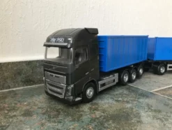 Emek Volvo FH16/750 Lastbil med Tridem Lastväxlare och Släp