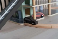 Jabadabado Parkeringsgarage i trä med leksaksbilar och helikopter