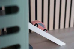 Jabadabado Parkeringsgarage i trä med leksaksbilar och helikopter