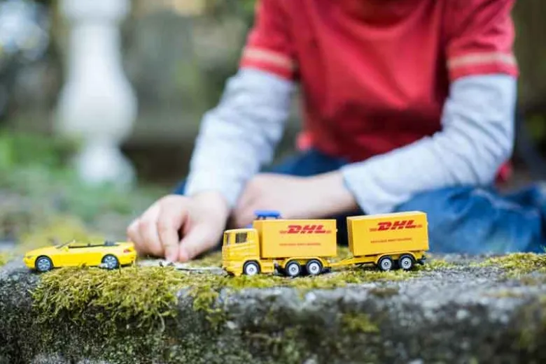 Siku Lastbil DHL med släp 1694